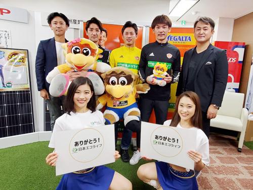 「日本エコライフベガルタＬＩＶＥ」では本社内に特設ブース設け、ベガルタ仙台のＯＢら３人が試合を解説した